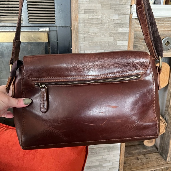 Elegant Brown Leather Crossbody Bag - Picture 4 of 7